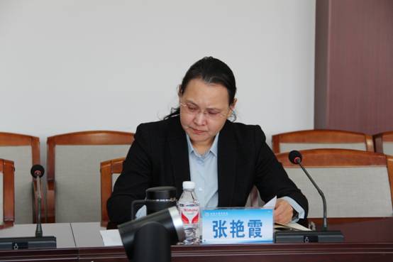 张艳霞主持会议.jpg